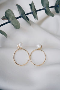 Circle pearl earrings