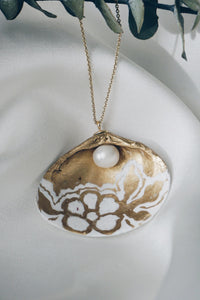 White flower seashell chain necklace