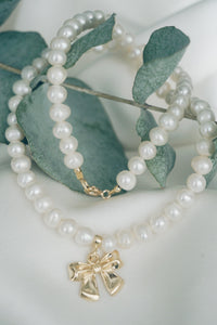 Bow pearl necklace