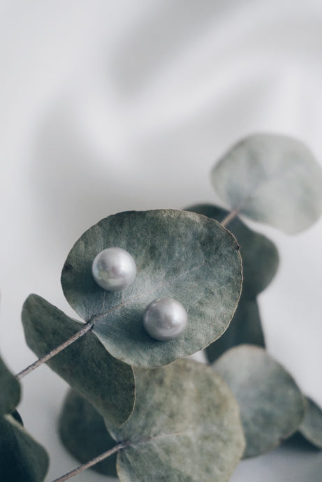 Gray pearl earrings