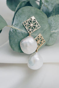 Moon round pearl earrings