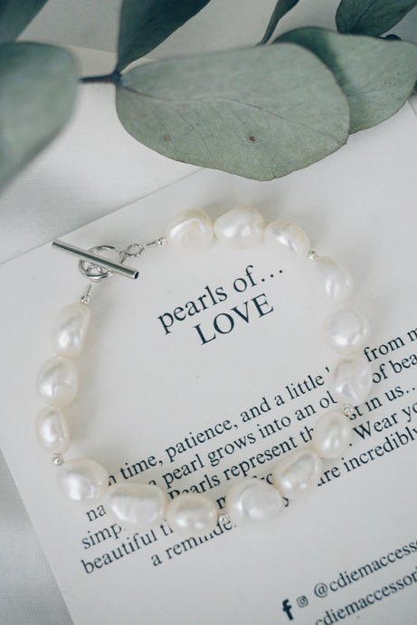 Silver toggle pearl bracelet