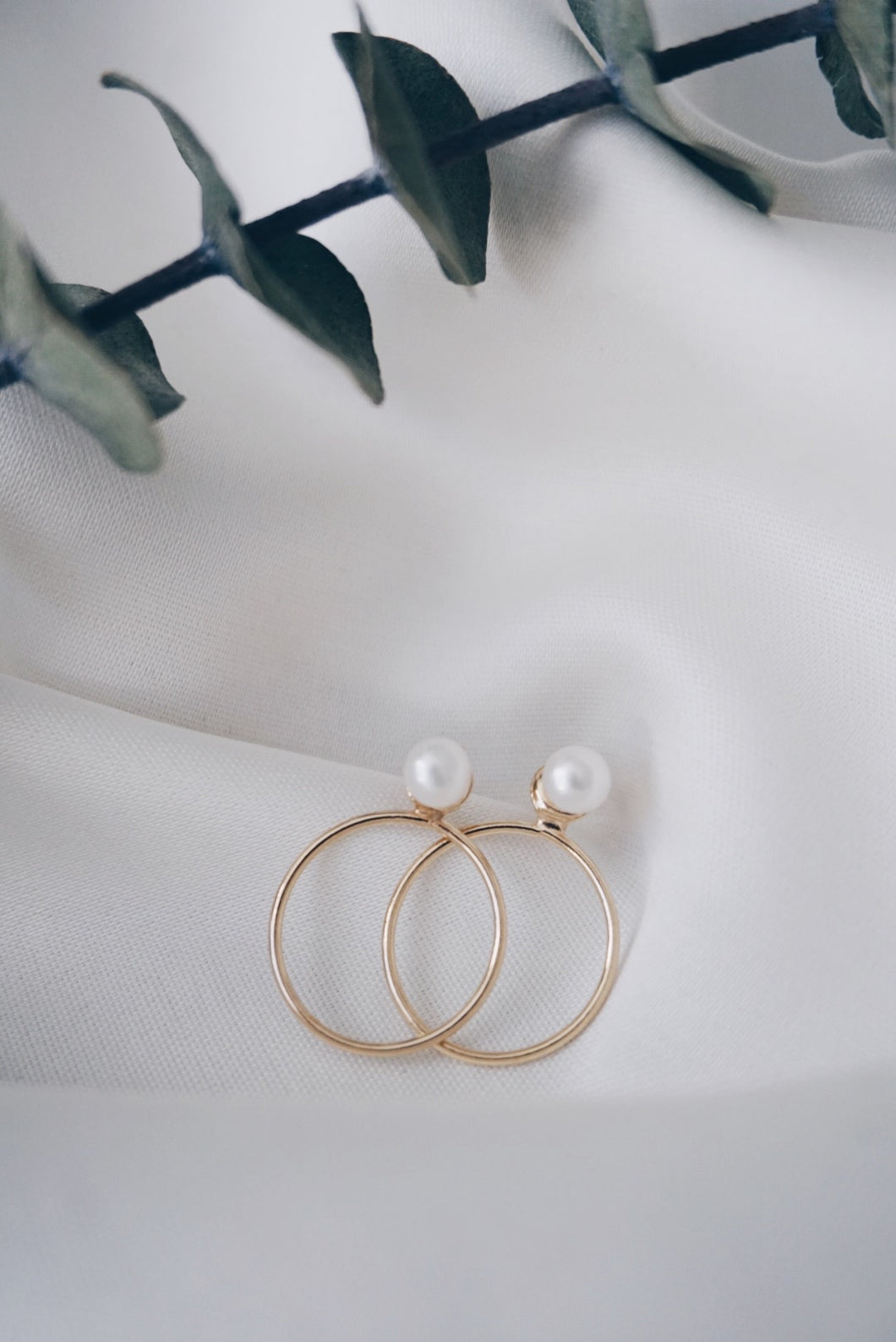 Circle pearl earrings