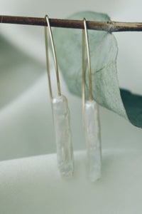 Stick pearl earrings