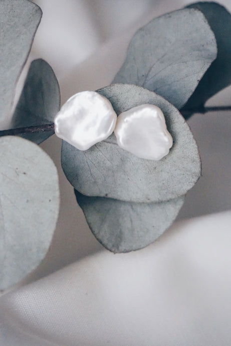 Large petal pearl earrings