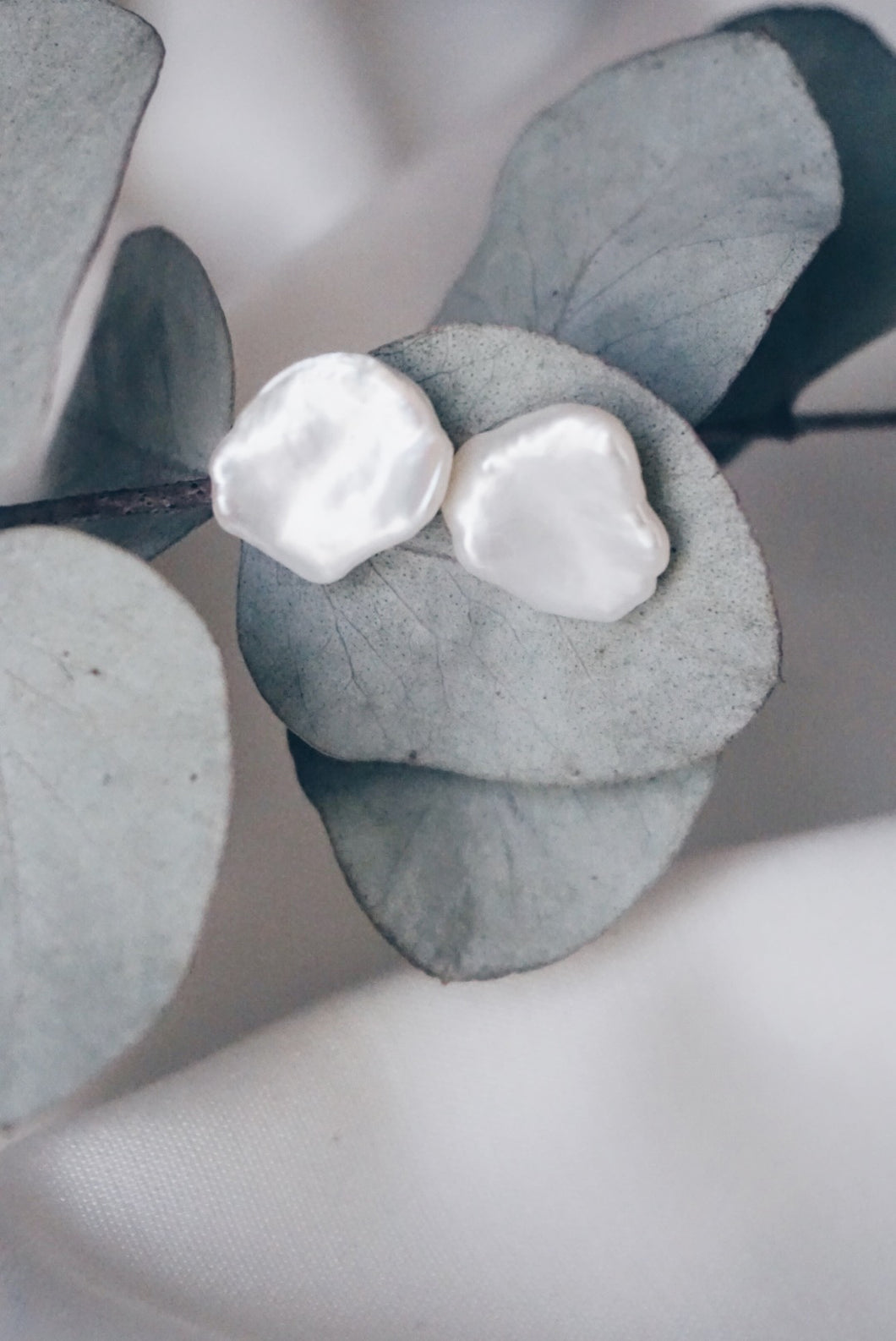 Large petal pearl earrings