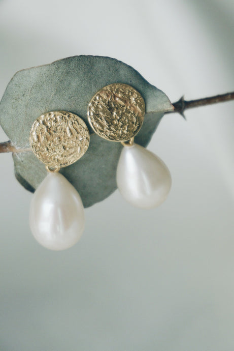 Drop coin pearl earrings
