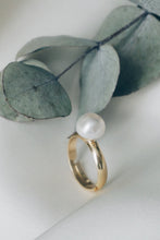 Mia button pearl ring