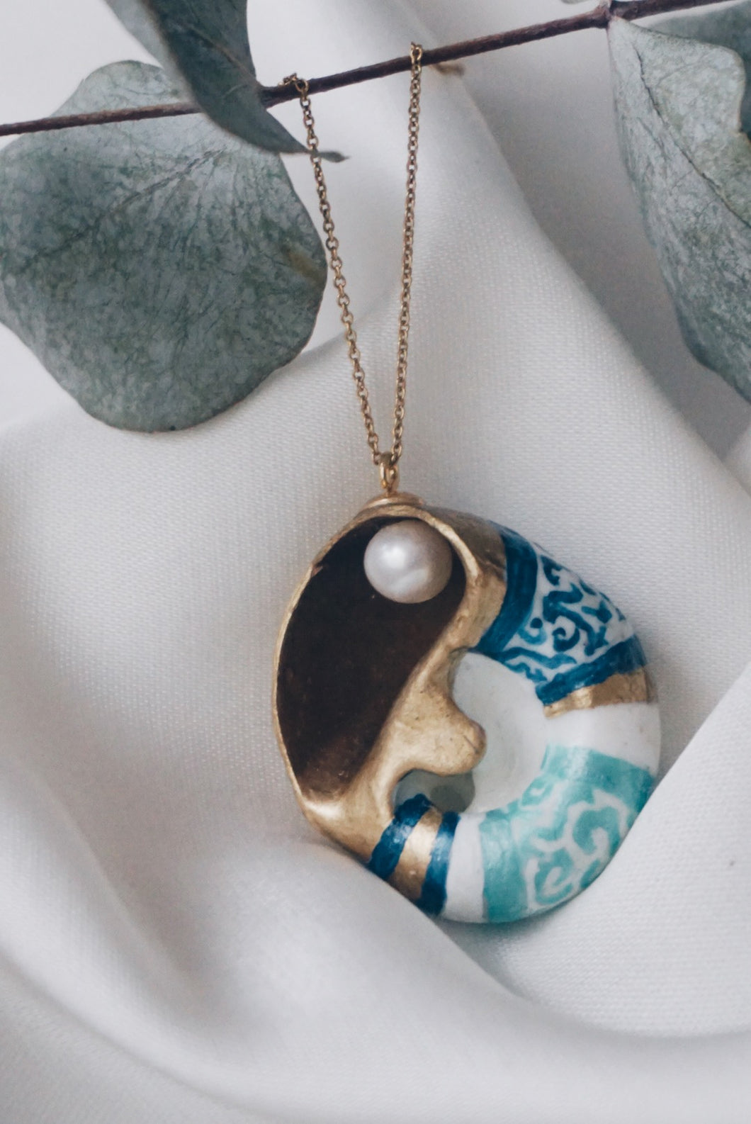Light sea snail chain necklace