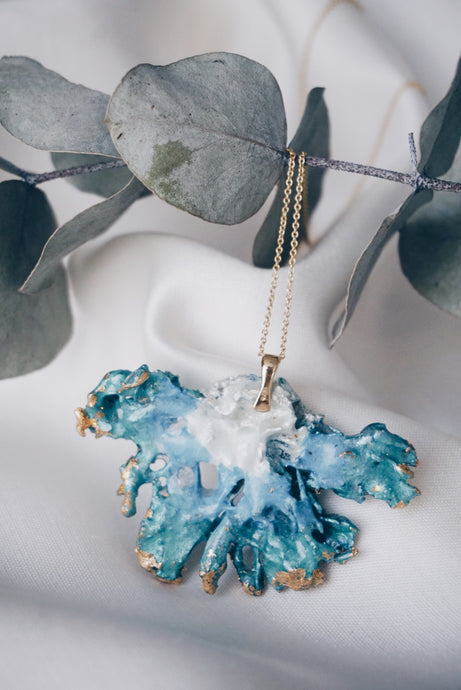 Butterfly moss chain necklace