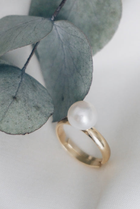 Mia button pearl ring
