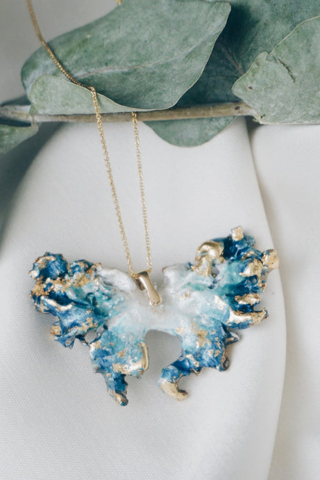 Butterfly moss chain necklace