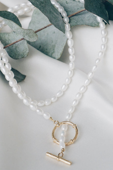Long toggle pearl necklace
