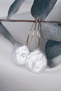 Nina round pearl earrings