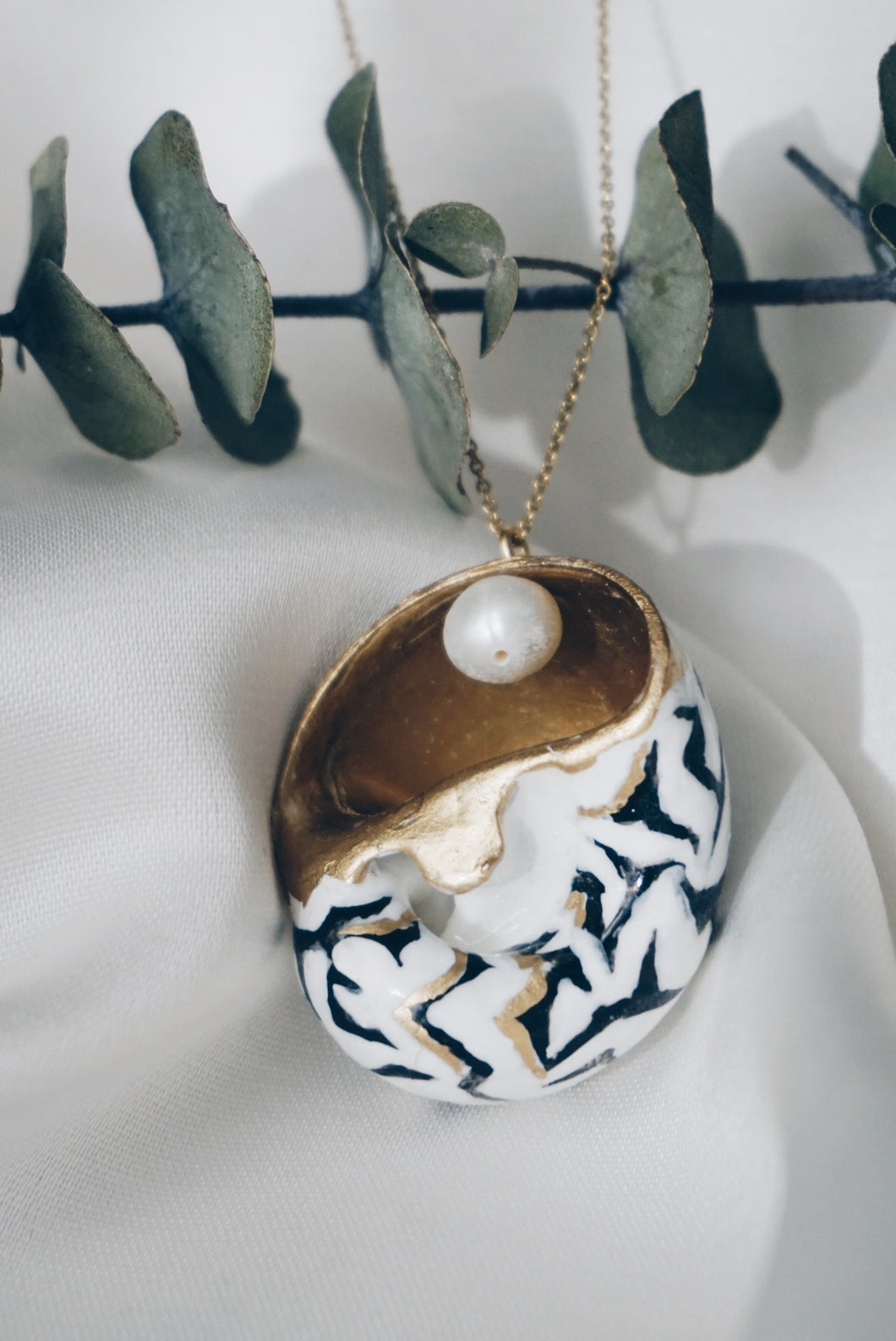 Light sea snail chain necklace