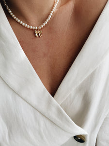 Bow pearl necklace