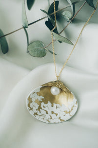 White chain seashell necklace
