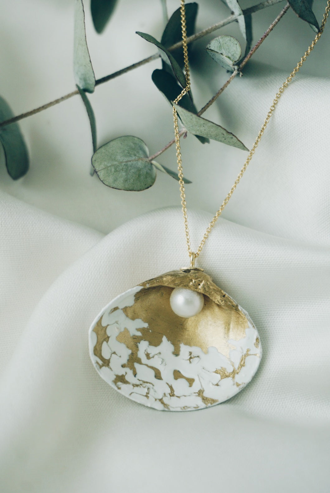 White chain seashell necklace