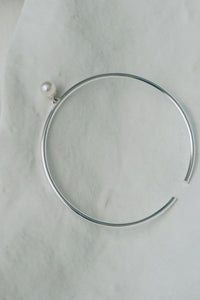 Small cuff pearl bracelet