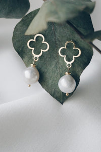 Mini baroque clover earrings
