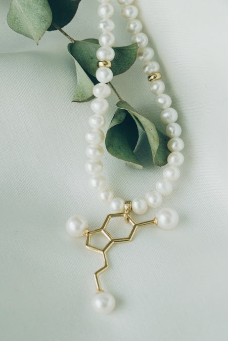 Happiness molecule pearl necklace