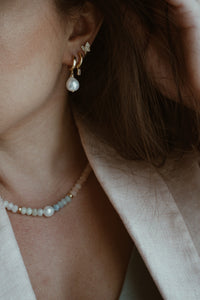 Timeless pearly earrings