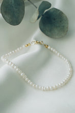 Simple pearl bracelet