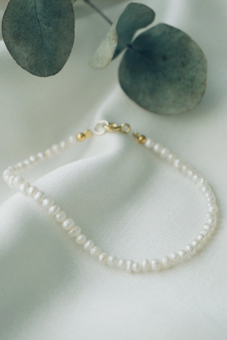 Simple pearl bracelet