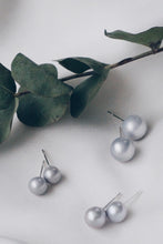 Medium gray pearl earrings