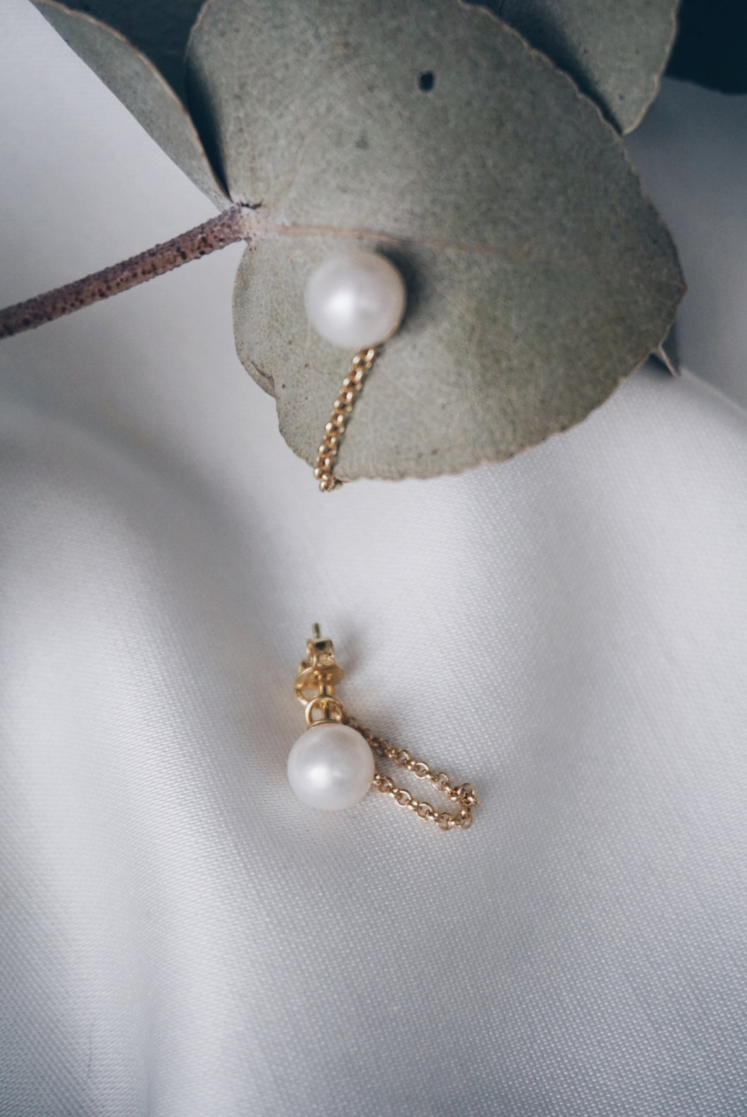 Delicate chain pearl earrings