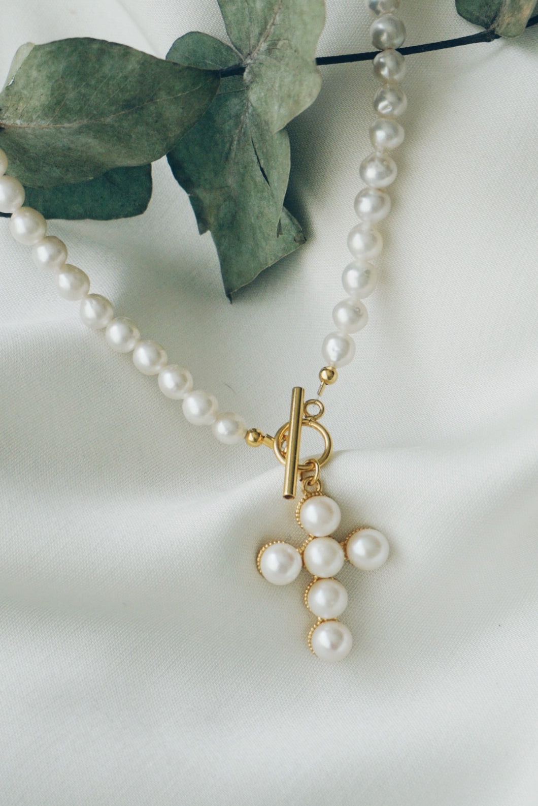 Cross toggle pearl necklace