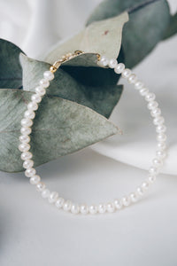 Simple pearl bracelet