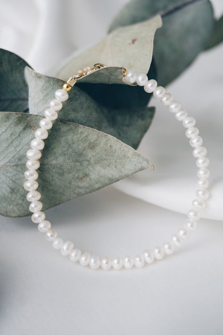 Simple pearl bracelet