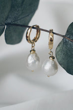 Timeless pearly earrings