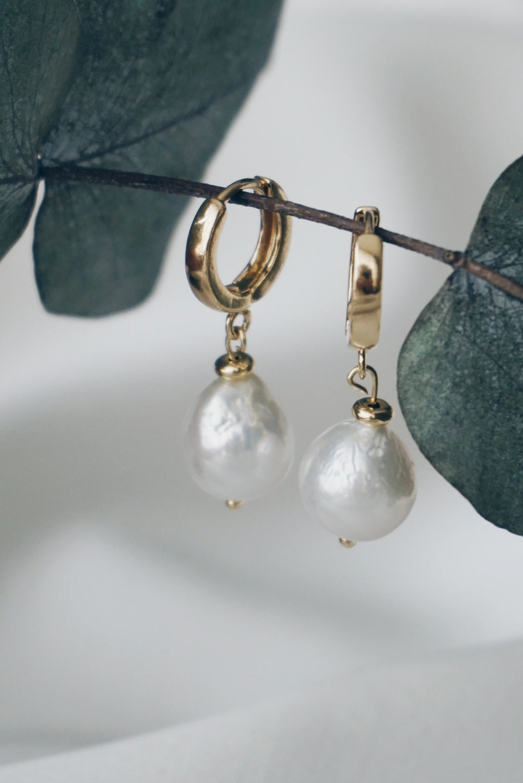 Timeless pearly earrings