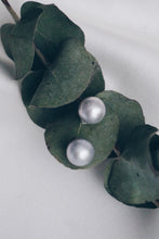 Medium gray pearl earrings