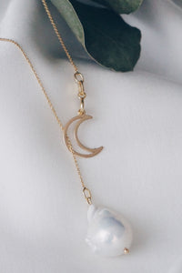 Moon baroque chain necklace