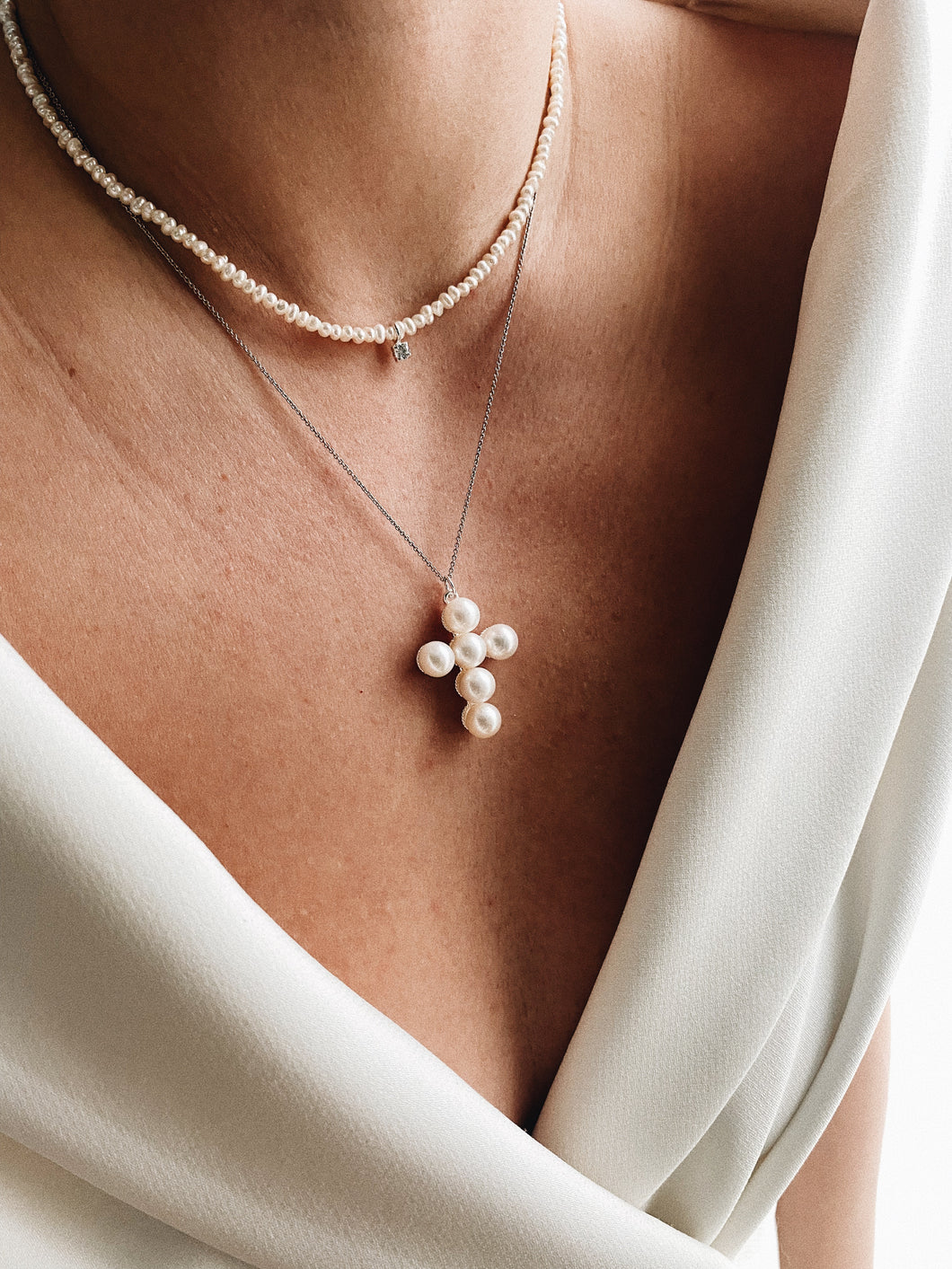 Delicate crystal pearl necklace