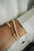 Simple pearl bracelet