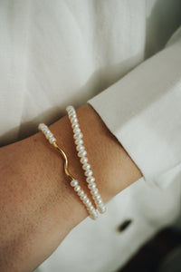 Simple pearl bracelet