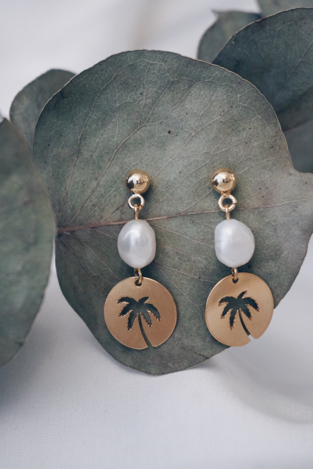 Palm pearl earrings